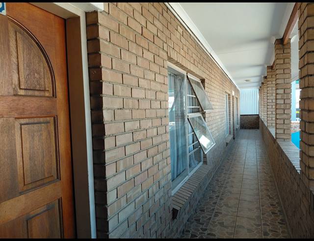 1,400M² BUSINESS FOR SALE IN ANNADALE